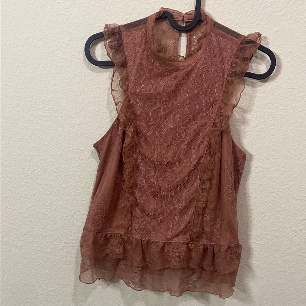🎱Elegant Lace Sleeveless top! - Picture 2 of 10